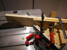 Halsrohling auf der Tischkreissäge vorbereiten, die Kopfplatte soll in einem Winkel von 15° geneigt sein