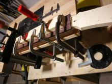 Das Griffbrett wird aufgeleimt