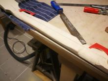 An beiden Enden den Halsradius gefeilt, mit 2 Schablonen immer wieder kontrollieren