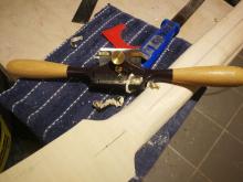 Danach mit dem Schweifhobel alles dazwischen rausnehmen was nicht zum Hals gehört