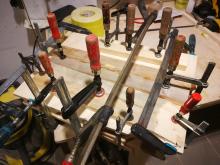 Die Ahorn Decke wird aufgeleimt